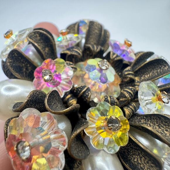 Unsigned Schiaparelli gold tone aurora borealis AB margarita faux pearls brooch - Picture 3 of 9